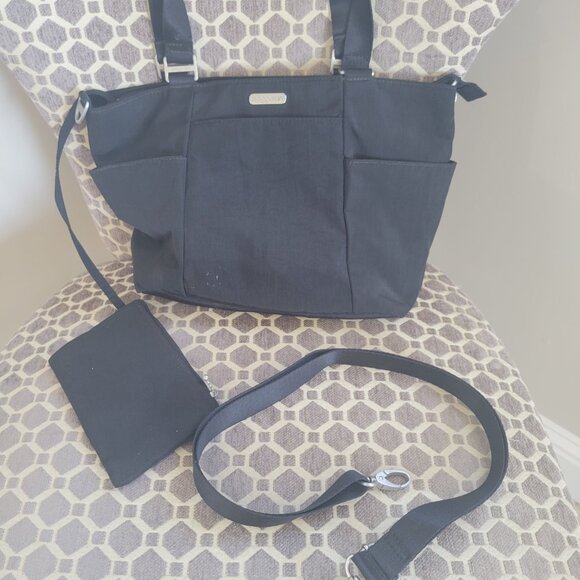 Black Baggallini Tote bag with detachable shoulder strap and change purse - Picture 1 of 2